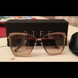 New in Box Diff Eyeware sunglasses